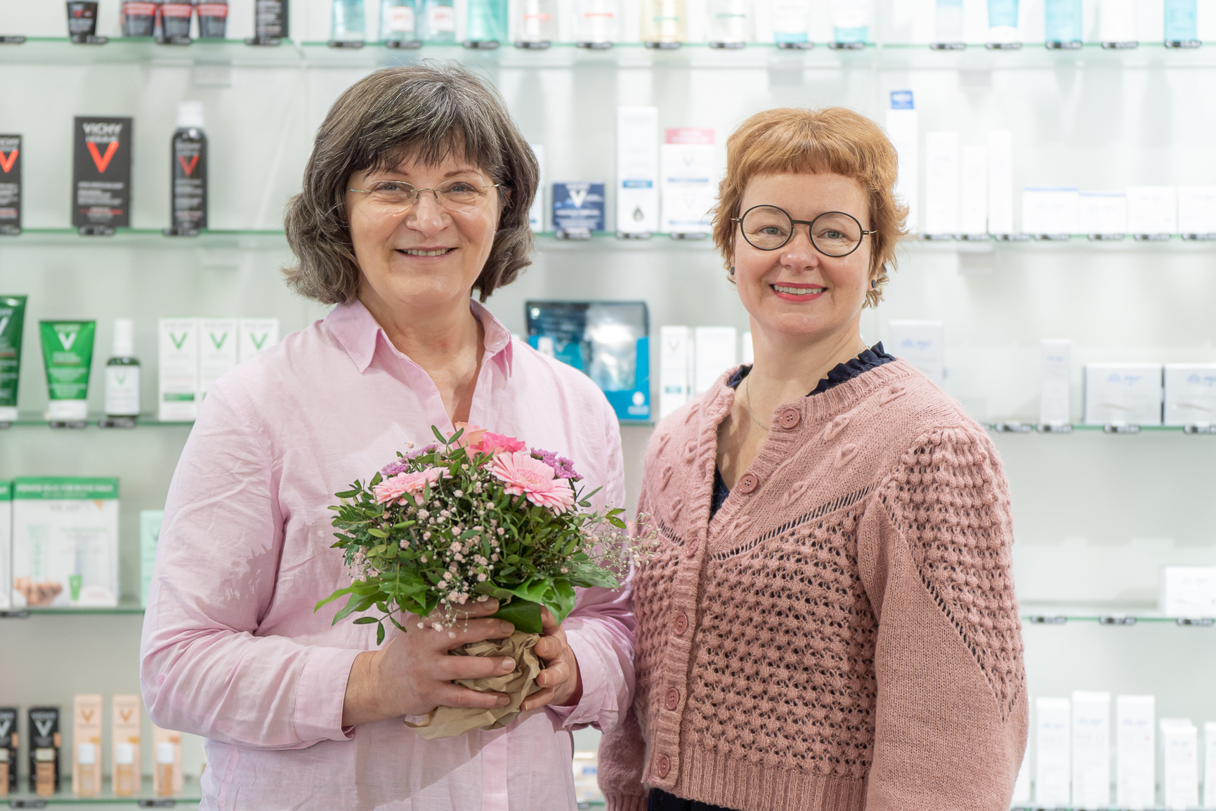 Mitarbeiterportrait Apothekerin Kerstin Tomberger und Mitarbeiterin der St. Michael Apotheke